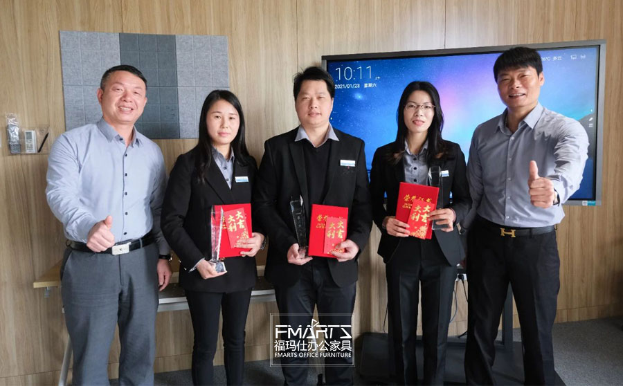 鄧總、周總為銷售最佳新人頒獎